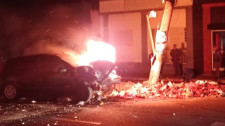 Carro com carga de cigarros bate em poste e pega fogo em Adamantina; motorista é socorrido