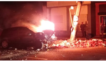 Carro com carga de cigarros bate em poste e pega fogo em Adamantina; motorista é socorrido