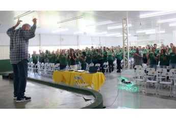 Prof. Gretz aplicou palestra para mais de 400 colaboradores da Cocipa (Foto: Da Assessoria).