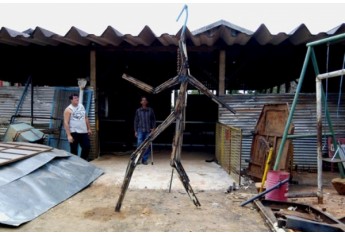 Oficina de esculturas com sucata.