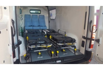 Ambulância tem duas macas e acessórios básicos de suporte à saúde (Foto: Divulgação).