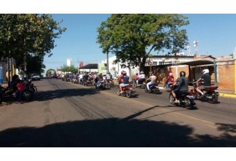 Carreata e buzinaço na manhã deste domingo em Adamantina, em apoio à greve dos caminhoneiros (Foto: Redes Sociais).