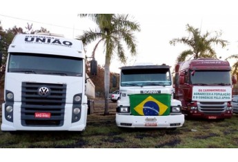 Carreata e buzinaço na manhã deste domingo em Adamantina, em apoio à greve dos caminhoneiros (Foto: Redes Sociais).