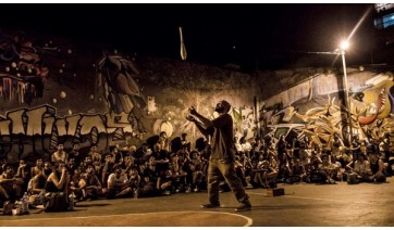 Com o coletivo Circo No Beco, malabaristas apresentam técnica circense onde o público interage diretamente com os artista (Foto: Divulgação).