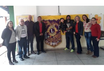 Com iniciativa da Comissão de Educação do Lions Clube de Adamantina, Paulo Silas levou teatro com boneco de ventríloquo para a Emef Eurico Leite de Moraes (Foto: Cedida).