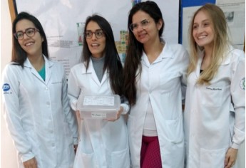 Caroline Bertuccio, Daianny Chuva, Gabrielly Alencar e Mayla Ruiz prepararam uma caixinha de medicamentos personalizada para a paciente Luzia (Foto: Acervo Pessoal).