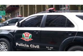 Viatura da DIG de Adamantina defronte ao Palácio da Polícia Civil (Foto: Cedida/Polícia Civil).