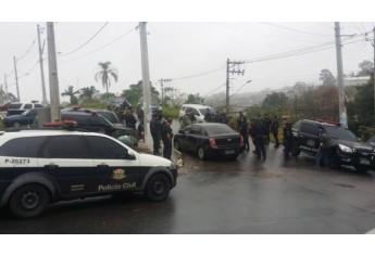 Policiais da região de Adamantina, inclusive integrantes do GOE, prestam auxílio em busca realizada em cerca de 200 locais em comunidade na Capital Paulista. (Foto: Cedida/Polícia Civil).