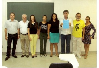Prof.  Márcio Cardim, Diretor Geral da FAI, recebe trabalho produzidos pelas alunas do VI Termo de Administração com a presença dos professores Adilson, Francisco (Coordenador) e Sérgio Barbosa (Foto: Cedida).