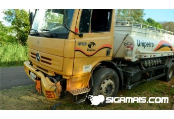 Acidente envolve caminhão e picape utilitária, na vicinal Adamantina/Mariápolis, com quatro feridos em estado leve (Foto: Acácio Rocha).