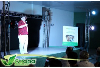 Celebração de fim de ano reúne 400 colaboradores, animados pelo comediante do SBT (Foto: Cocipa).