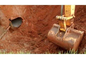 Ação é emergencial e visa desobstruir cratera para garantir maior fluidez das águas de chuva (Foto: Welington Zerbini).