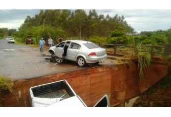 Dois carros ? uma caminhonete e um Vectra ? tiveram grandes danos com a abertura de valeta na cabeceira da ponte, na vicinal Sagres x Inúbia Paulista (Foto: Whatsapp).