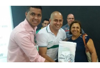 Moradores foram orientados e receberam kits com mangueira e válvulas de gás, dentro do Programa Chama Segura (Foto: Cedida/Rafael Teixeira).