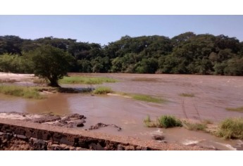 Embarcações e materiais apreendidos estavam com quatro pescadores, em área de pesca proibida, a menos de 500 metros da Cachoeira do Salto, em Lucélia (Foto: Cedida/Polícia Ambiental) .