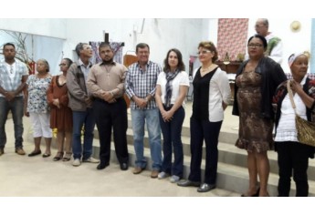 Agricultores guardiões das sementes crioulas e apoiadores do projeto, com o padre José  Afonso Maniscalco (Foto: Acervo Pessoal).