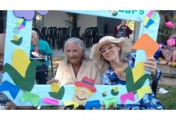 Celebração junina une equipe da ESF 5, equipe do Lar dos Velhos e internos assistidos pela instituição (Foto: Cedida).