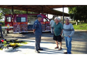 Bombeiros realizam exposição de equipamentos e orientam população na feira-livre (Foto: Cedida).