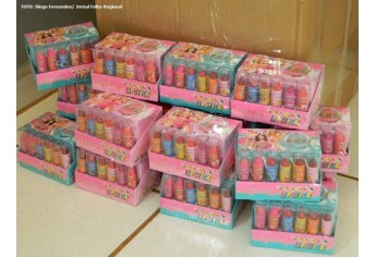 PM prende dupla por descaminho com 2,4 mil Hand Spiner e 5,6 mil estojos de maquiagem dm Flórida Paulista (Foto: Diego Fernandes / Jornal Folha Regional).