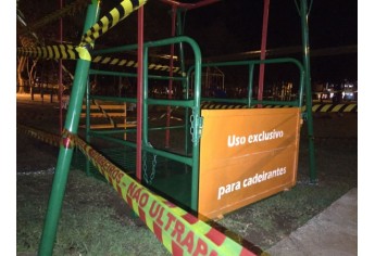 Brinquedo instalado no Parque dos Pioneiros foi periciado pela Polícia Científica (Foto: Siga Mais).