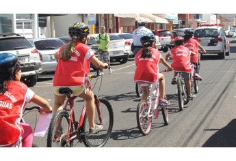 Além das orientações, houve atividade prática com os alunos realizando passeios de bicicleta junto com os policiais na área central da cidade (Foto: Assessoria de Imprensa/Lions Clube).