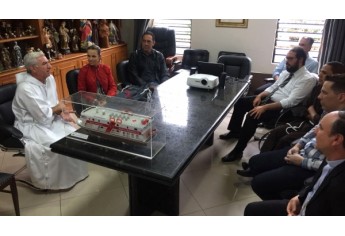 Dirigentes do PAI Nosso Lar, autoridades e lideranças são recebidos pelo Frei Francisco, que dirige a Associação e Fraternidade São Francisco de Assis na Providência de Deus, sediada em Jaci (Foto: Da Assessoria).