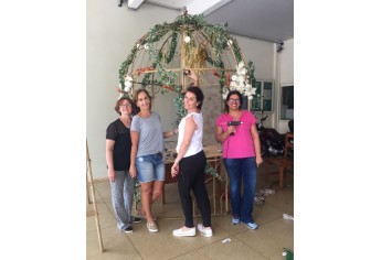 Vice-prefeita Ana Maria Romanini Micheloni lidera trabalho de decoração  (Foto: Da Assessoria).