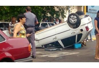 Acidente envolveu três veículos na Avenida Deputado Cunha Bueno, proximidades da APAE, em Adamantina (Foto: Cedida).
