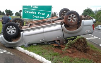 Camionete com placas de Adamantina capota no trevo de Parapuã. Quatro ocupantes do veículo saíram ilesos do acidente (Foto: Internauta/Cedida).