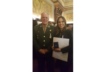 Ruth Duarte Menegatti, juíza de Direito da 3ª Vara da Comarca de Adamantina, recebe a Medalha Regente Feijó (Foto:  Acervo Pessoal).