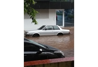 Carros ficaram parcialmente submersos no cruzamento da Alameda Fernão Dias com a Avenida Dr. Adhemar de Barros, proximidades do Fórum (Foto: Cedida).
