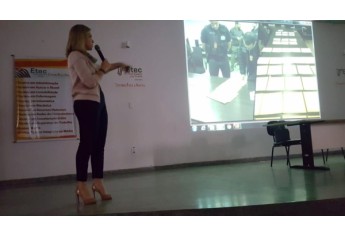 Delegada Laíza Fernanda Rigatto Andrade realizou palestra com estudantes da Etec Eudécio Luiz Vicente, em Adamantina (Foto: Cedida/Polícia Civil).