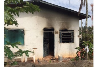 Imóvel ficou danificado com o incêndio, que resultou na morte da idosa (Foto: Heloise Hamada/TV Fronteira).