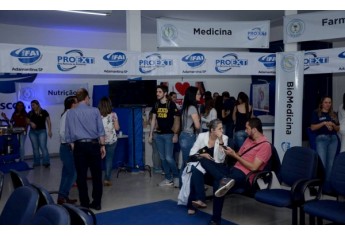 Mostra de Profissões recebe visitantes no campus 2 da UniFAI (Foto: Celso Sato/UniFAI).