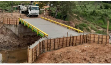 Em 30 dias Mariápolis constrói ponte em estrada rural