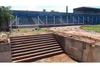 Estádio Municipal recebe obras de melhorias com troca da tela do alambrado, construção de banheiros, acessibilidade, além da saída de emergência (Foto: Assessoria de Imprensa).