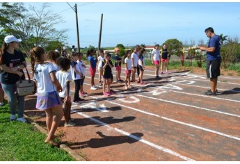 Festival Suricates de Esporte Educacional mobilizou mais de 200 alunos de nove escolas de Adamantina, no último sábado (Foto: Priscila Caldeira).
