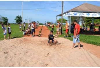 vFestival Suricates de Esporte Educacional mobilizou mais de 200 alunos de nove escolas de Adamantina, no último sábado (Foto: Priscila Caldeira).