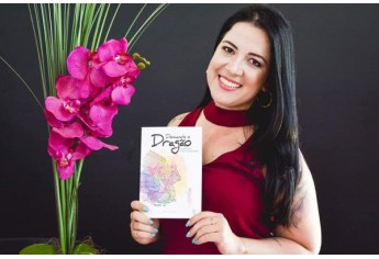 Escritora Camila Heloíse apresenta seu novo livro, Domando o Dragão, pela Editora Penalux (Foto: Eduardo Machado).