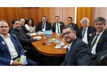 Equipe de prefeitos da região em reunião na FUNASA no gabinete do Ministro (Acervo Pessoal).