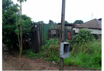 Casa de madeira desmoronou na manhã de hoje, durante chuvas, em Lucélia (Foto: Cedida/Bombeiros).