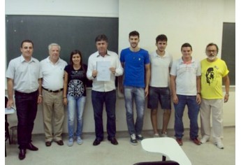 Entrega de Trabalho das atividades pedagógicas desenvolvidas no VI Termo de Administração pelos professores Adilson e Sérgio Barbosa com os alunos e alunas ao Diretor da FAI, Prof. Dr. Márcio Cardim com a presença do Coordenador do Curso de Administração, prof. dr. Francisco Régis (Foto: Cedida).