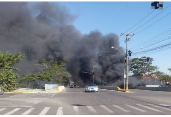 Carreta tomba e pega fogo no trecho urbano da Raposo Tavares, em Prudente ((Foto:Antônio Siquieri/Cedida).v