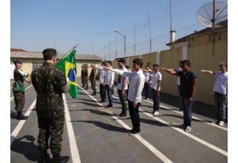 Cerca de 200 jovens nascidos em 1998 passaram pela seleção visando prestação do serviço militar em 2017 (Foto: Cedida).