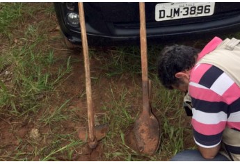 Ferramentas usadas para enterrar o corpo do cabeleireiro foram localizadas pela Polícia (Foto: Cedida/Deinter 8).