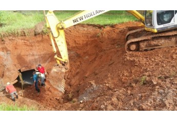 Ação é emergencial e visa desobstruir cratera para garantir maior fluidez das águas de chuva (Foto: Assessoria de Imprensa).