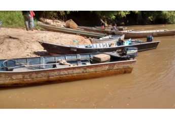 Embarcações e materiais apreendidos estavam com quatro pescadores, em área de pesca proibida, a menos de 500 metros da Cachoeira do Salto, em Lucélia (Foto: Cedida/Polícia Ambiental) .