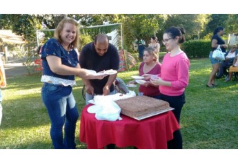 Celebração junina une equipe da ESF 5, equipe do Lar dos Velhos e internos assistidos pela instituição (Foto: Cedida).