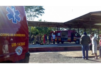 Bombeiros realizam exposição de equipamentos e orientam população na feira-livre (Foto: Cedida).