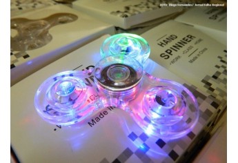 PM prende dupla por descaminho com 2,4 mil Hand Spiner e 5,6 mil estojos de maquiagem dm Flórida Paulista (Foto: Diego Fernandes / Jornal Folha Regional).